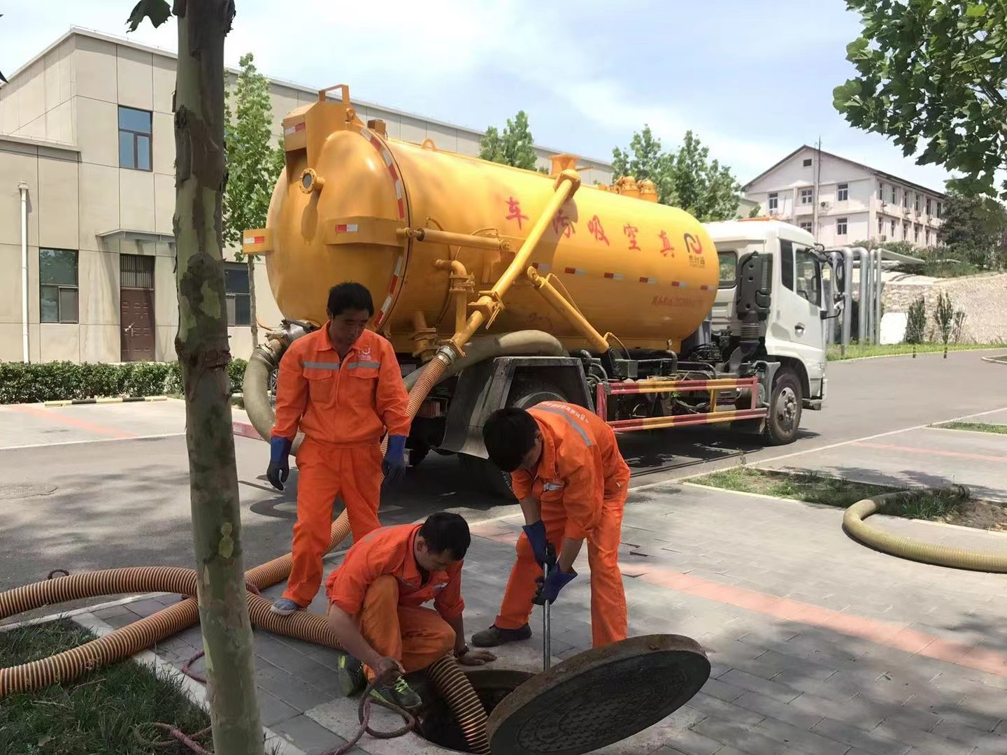 平邑管道疏通车停在窨井附近