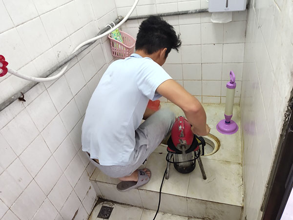 平邑管道堵塞冒臭气 专业师傅现场解决问题