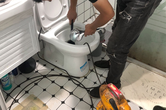 平邑马桶堵塞自己疏通还是找师傅?专业上门服务让你省时更省心